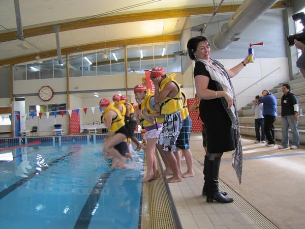 The Honourable Hekia Parata sounding the horn and launching the Contact Swim Well Taup&#333; programme as 24 kids take the plunge into the pool at the AC Baths.